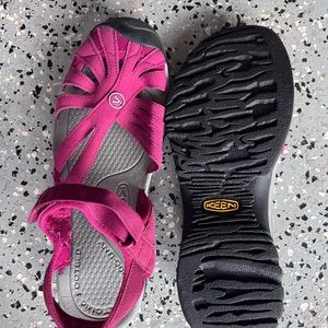 Keen Athletic Sandals. Womans Size 11. Velcro strap. Maroon.